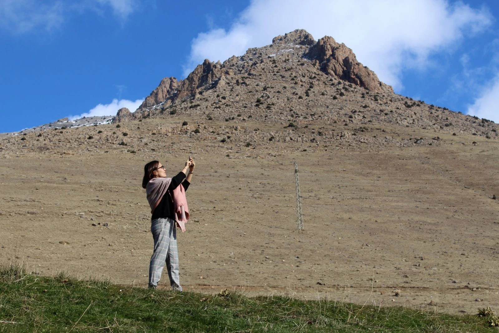 Telefonla konuşmak için buz gibi havada çatılara ve ağaçlara çıkıyorlar