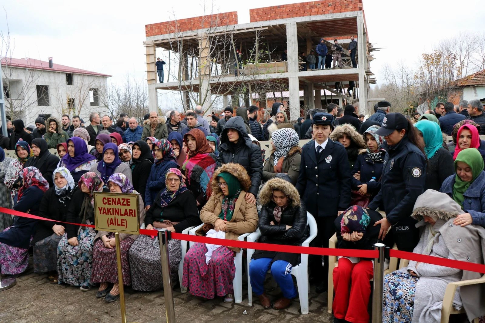 İstanbul'da kazada şehit olan polis, son yolculuğuna uğurladı