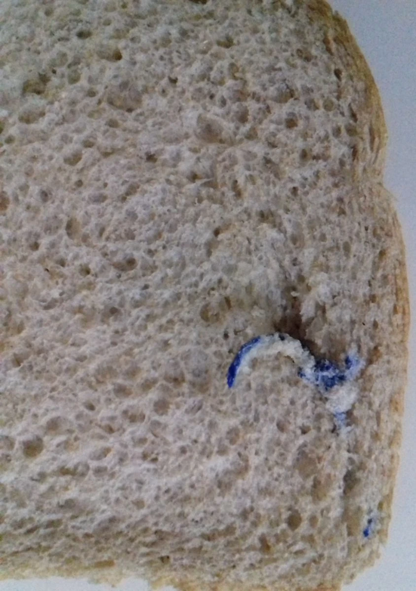 Ekmeğin içinden çıkan yabancı madde vatandaşı şoke etti