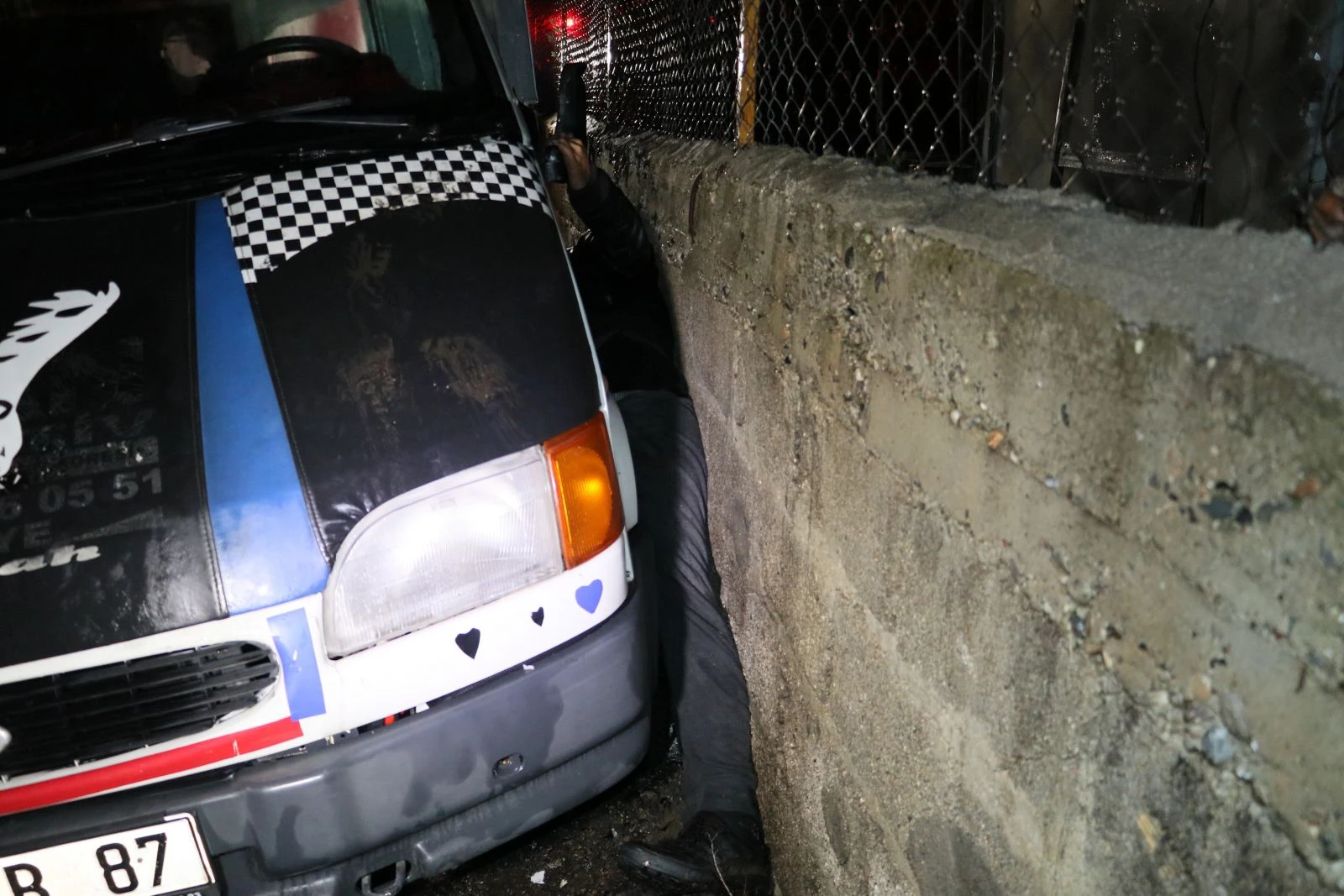 Hırsızın kamyonet ve duvar arasında can pazarı