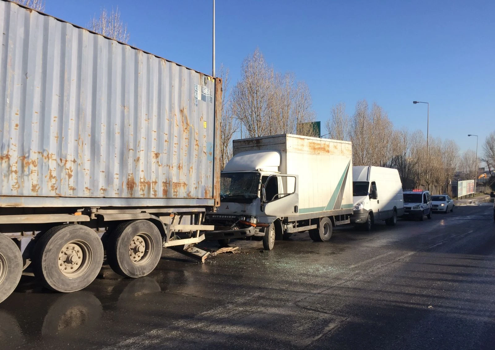 Buzlanan yolda kamyon park halindeki tıra çarptı