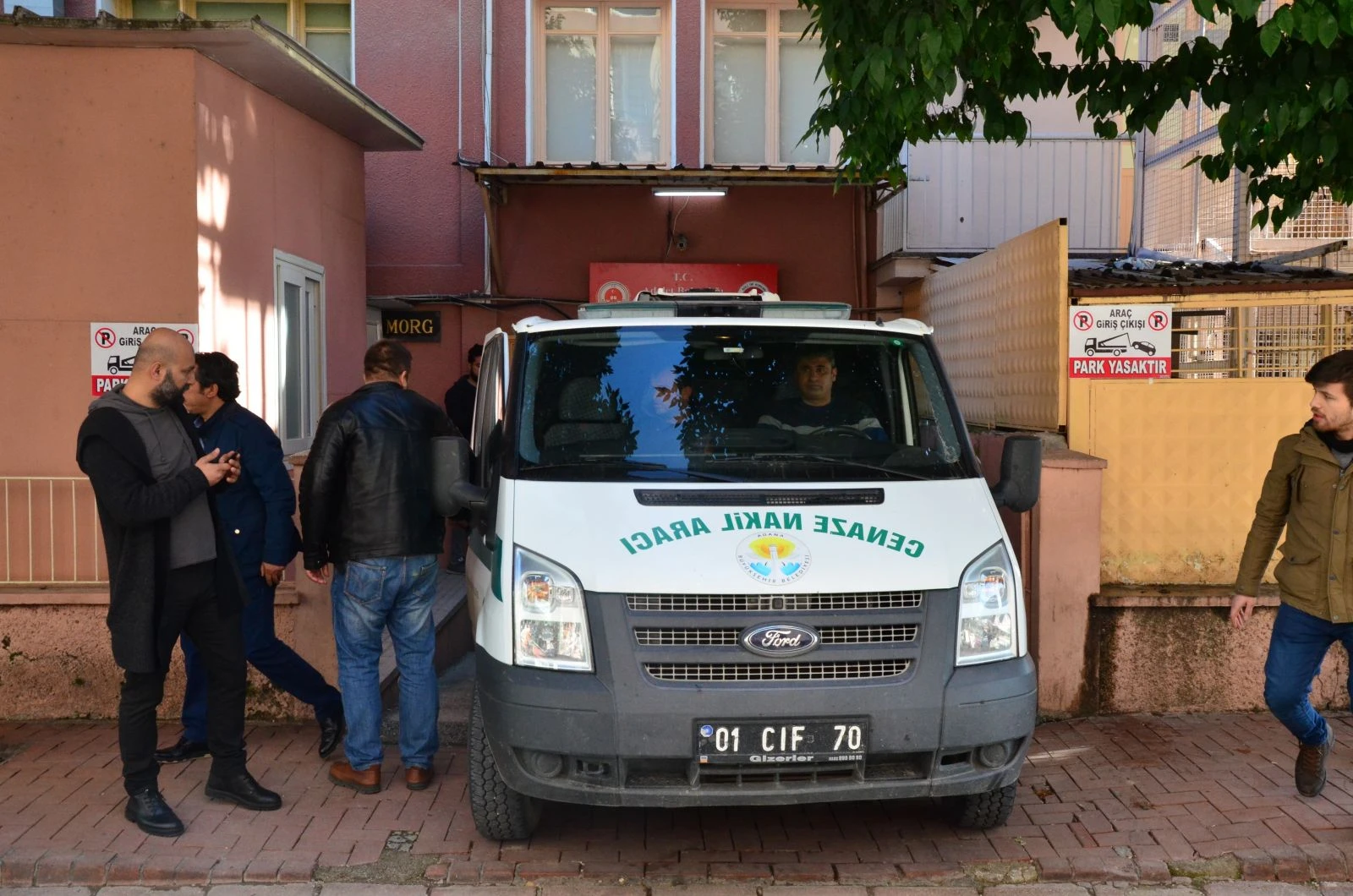 Yolun karşısına geçerken otomobil çarpması sonucu ölen gencin cenazesi alındı