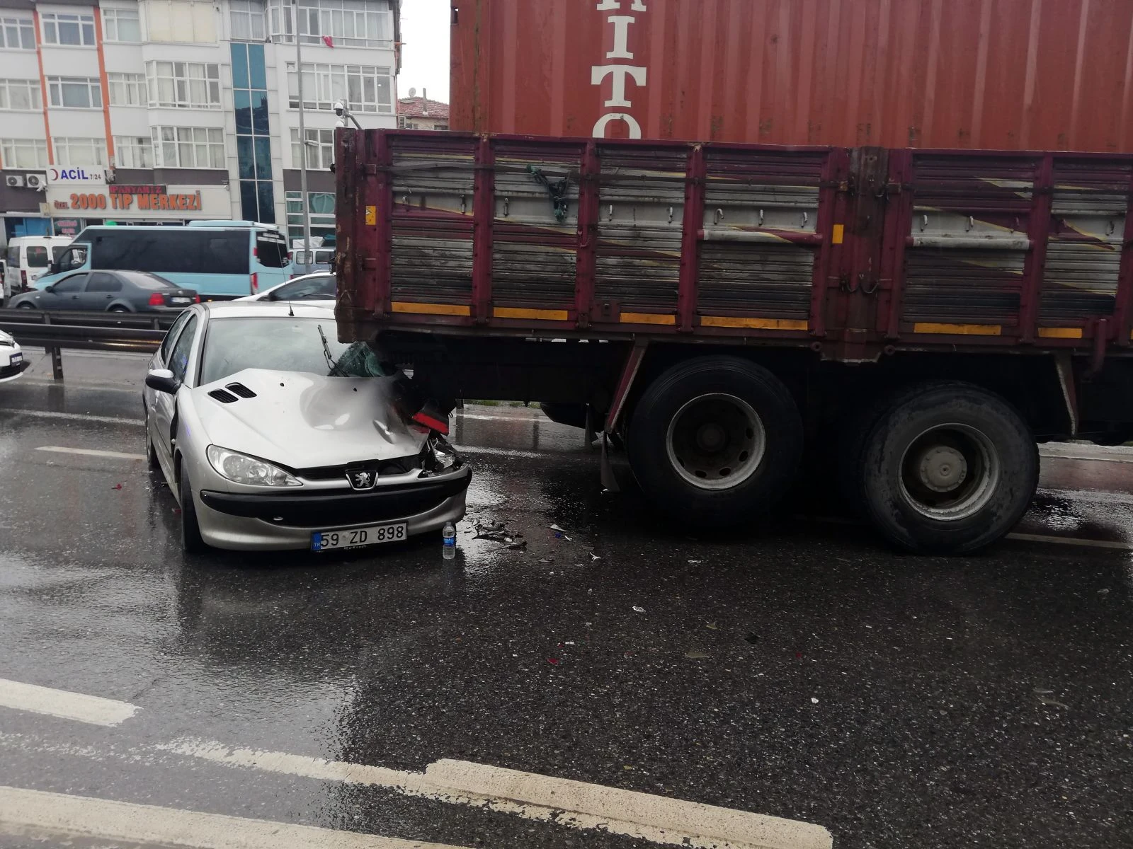 E-5 Büyükçekmece'de trafiği durduran zincirleme kaza: 2 çocuk yaralı