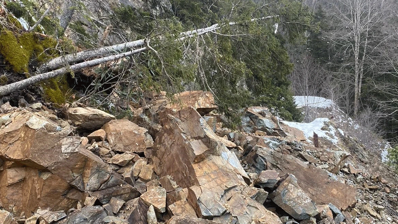 Trabzon'un Çaykara ilçesinde heyelan meydana geldi