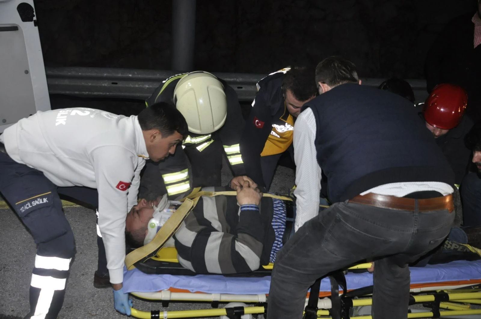 Kamyon bariyerlere çarparak devrildi: 1 yaralı