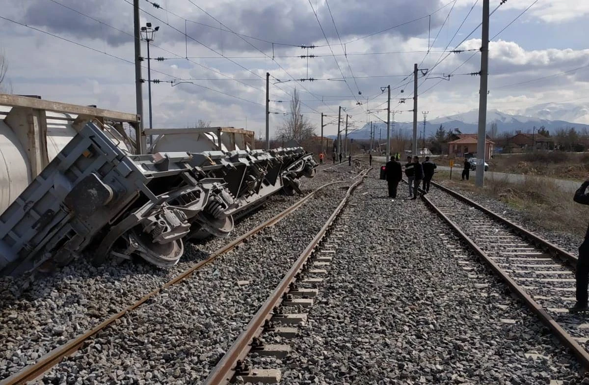Raydan çıkan vagonlar yük trenine çarptı