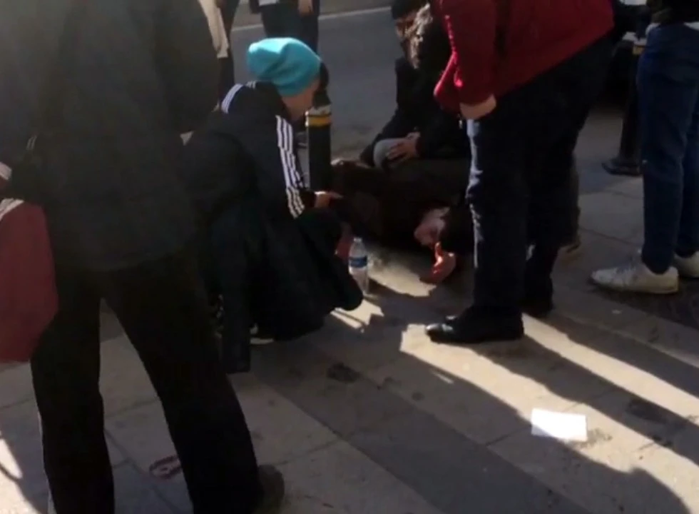 Gençlerin sokak ortasındaki laf atma tartışması kanlı bitti