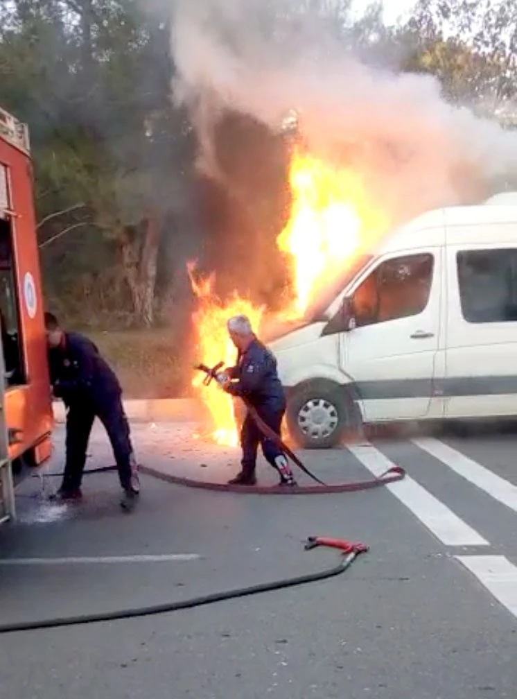 Seyir halindeki minibüs alev alev yandı