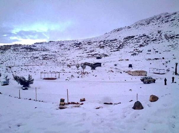 Suudi Arabistan'da çöle aniden kar yağdı