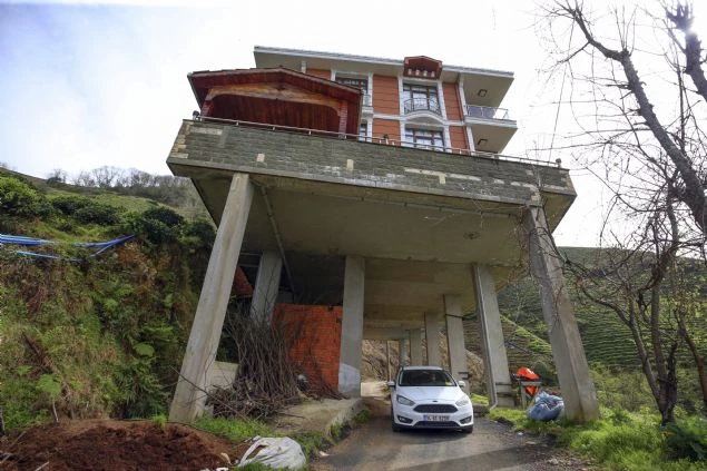 Rize'de eğimli arazi üzerine inşa edilen sıra dışı ev projesi