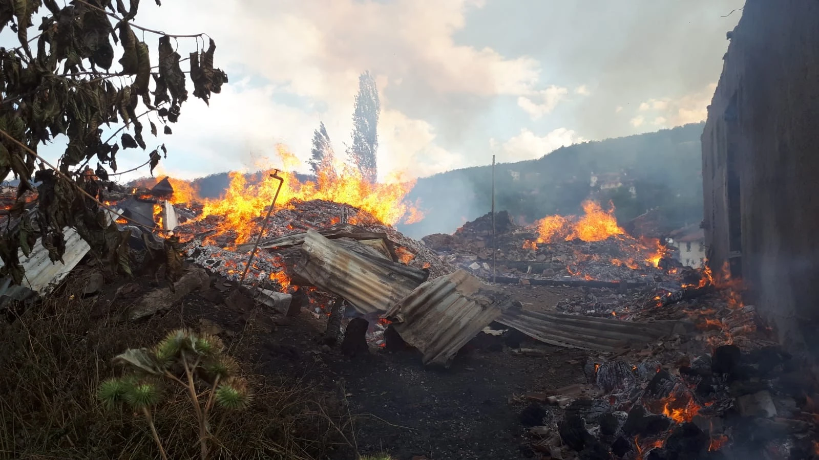 Köyde yangın çıktı, 7 ev kül oldu
