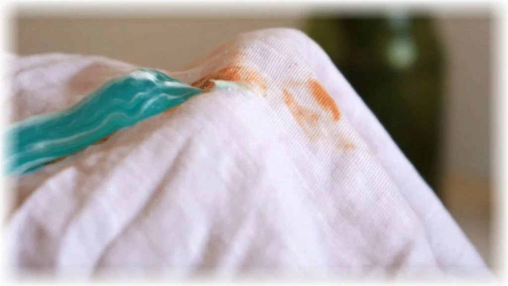 Fondöten lekesi nasıl çıkar? Fondöten lekesi nasıl temizlenir