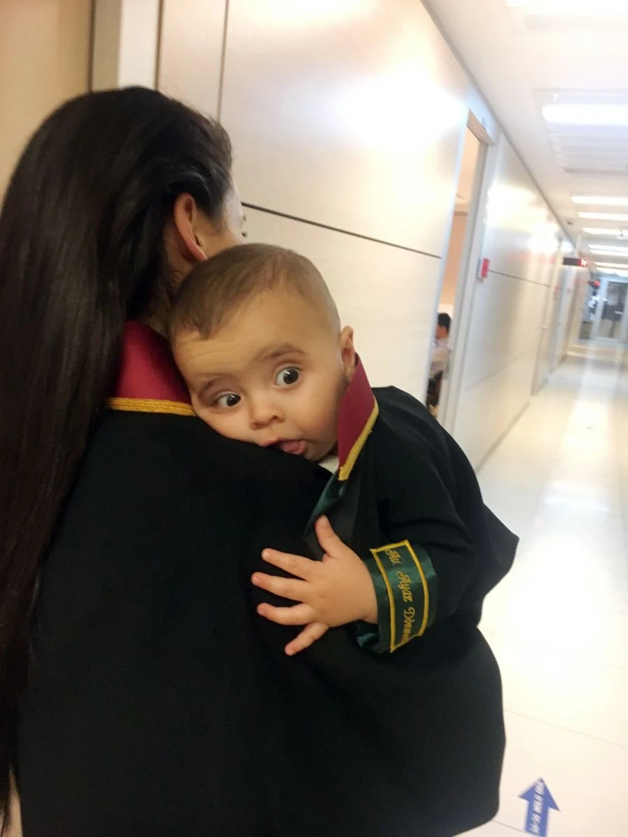 Dünyanın en minik avukatı annesinin kucağında duruşmalara giriyor