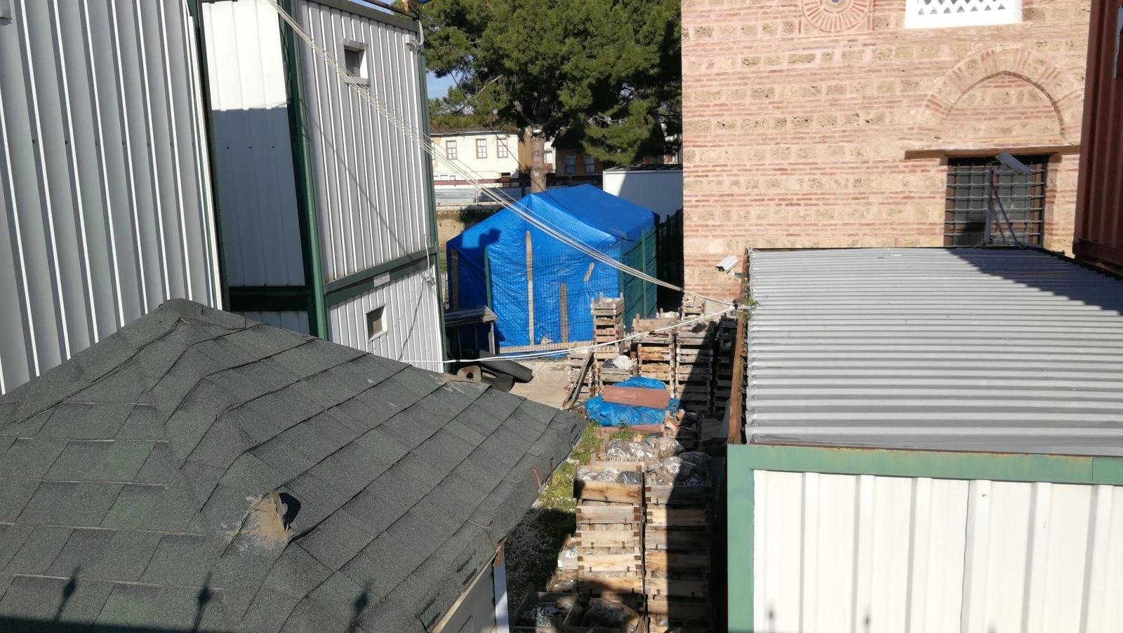 75 bin eser konteynerde çürüyor