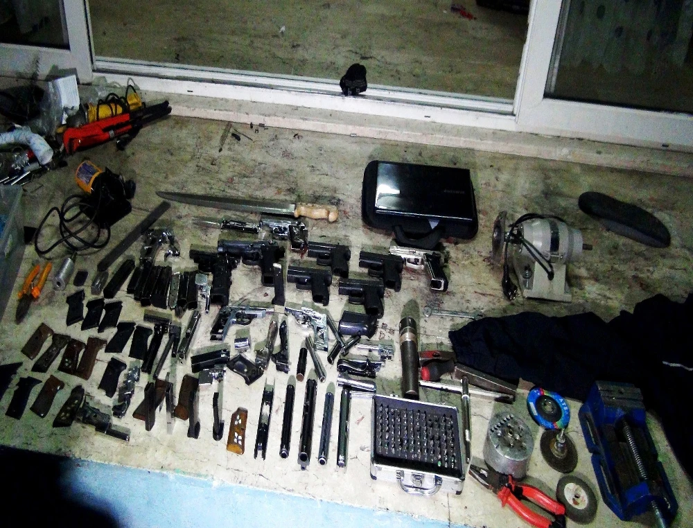 Ev görünümlü silah imalathanesi