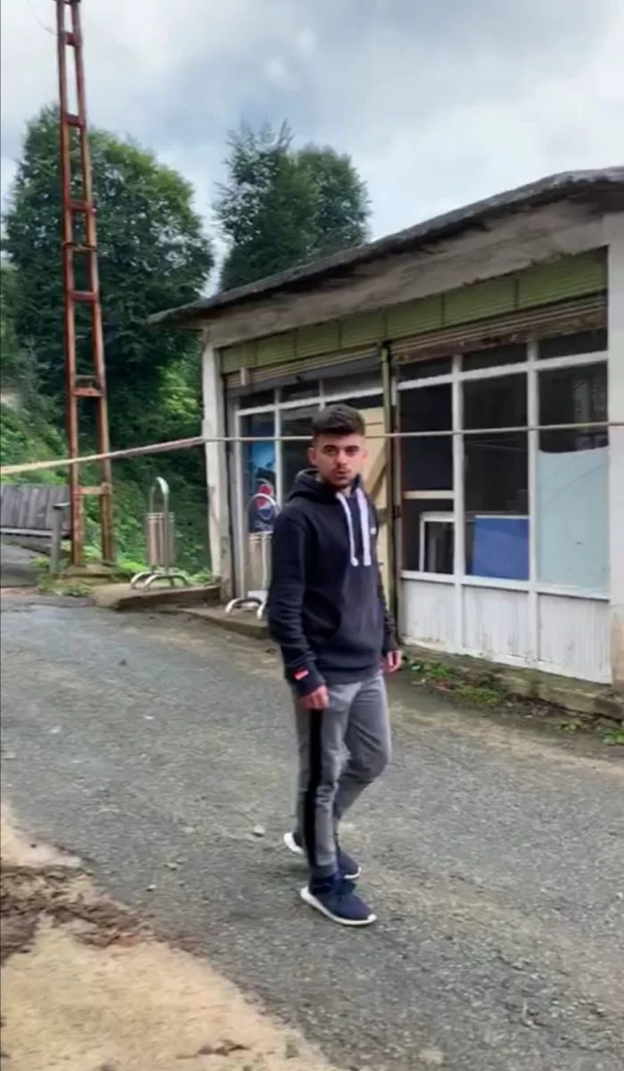 Dükkanını selde kaymasın diye camiye iple bağladı