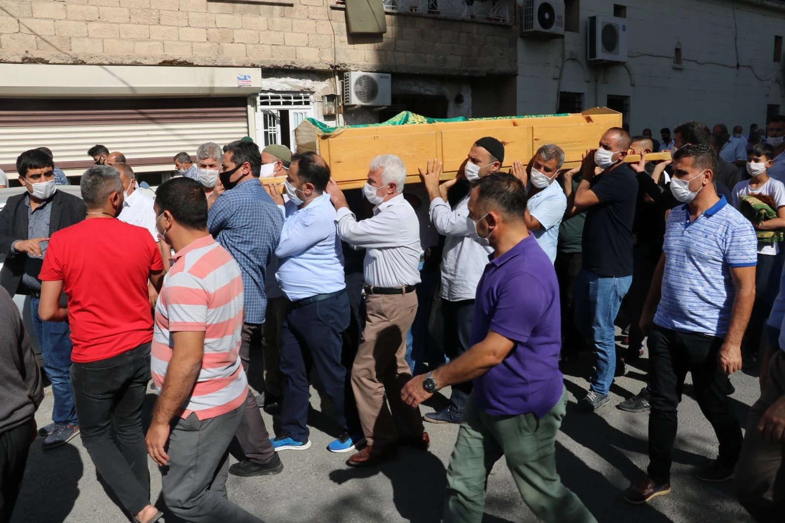 Yolun karşısına geçmeye çalışırken canından oldu