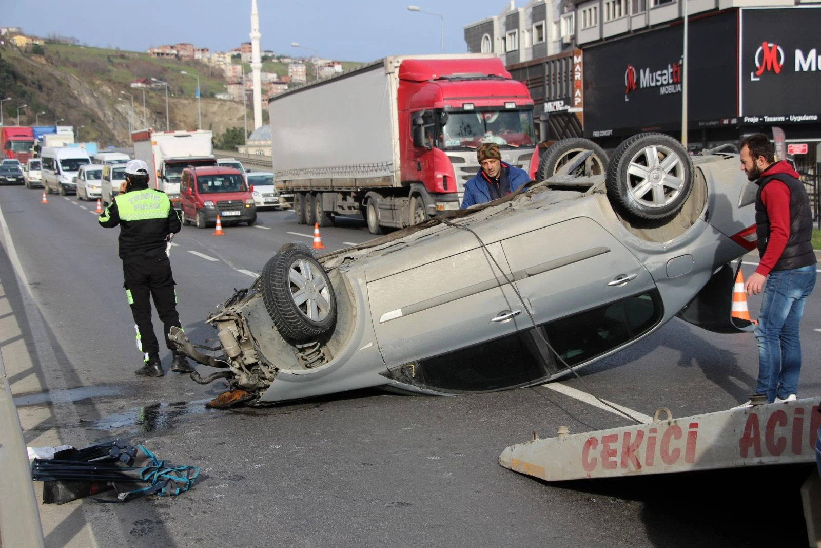 Trafik kazasında takla atan otomobilden sağ kurtuldu