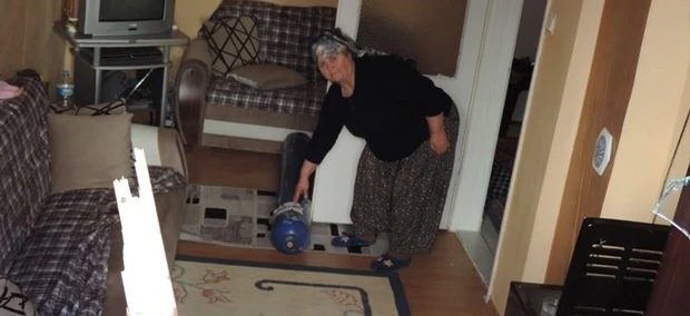 Evinde uyurken başına oksijen tüpü düştü