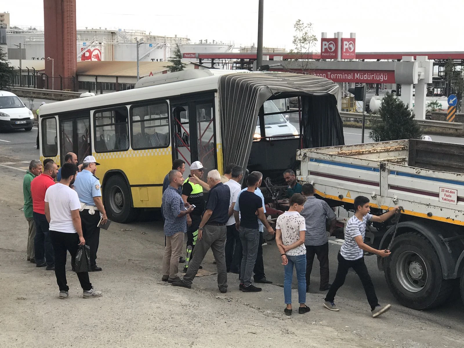 Trabzon'da belediye otobüsü ortadan ikiye ayrıldı: 3 yaralı