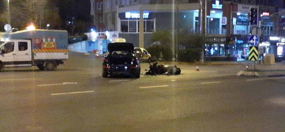 Lüks araba ile kaza yaptılar, arabayı bırakıp taksi ile kaçtılar