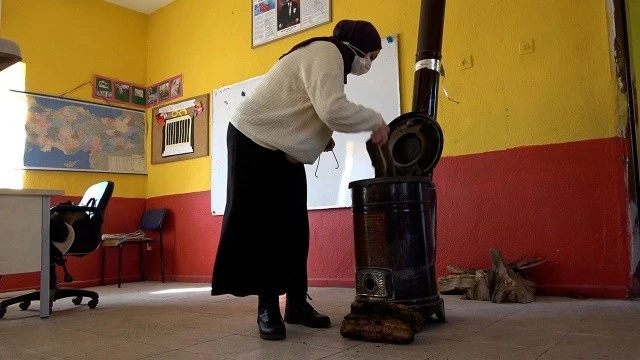 Bizim çok güzel öğretmenlerimiz var... Bir aşkı nakış nakış işleyen neferler