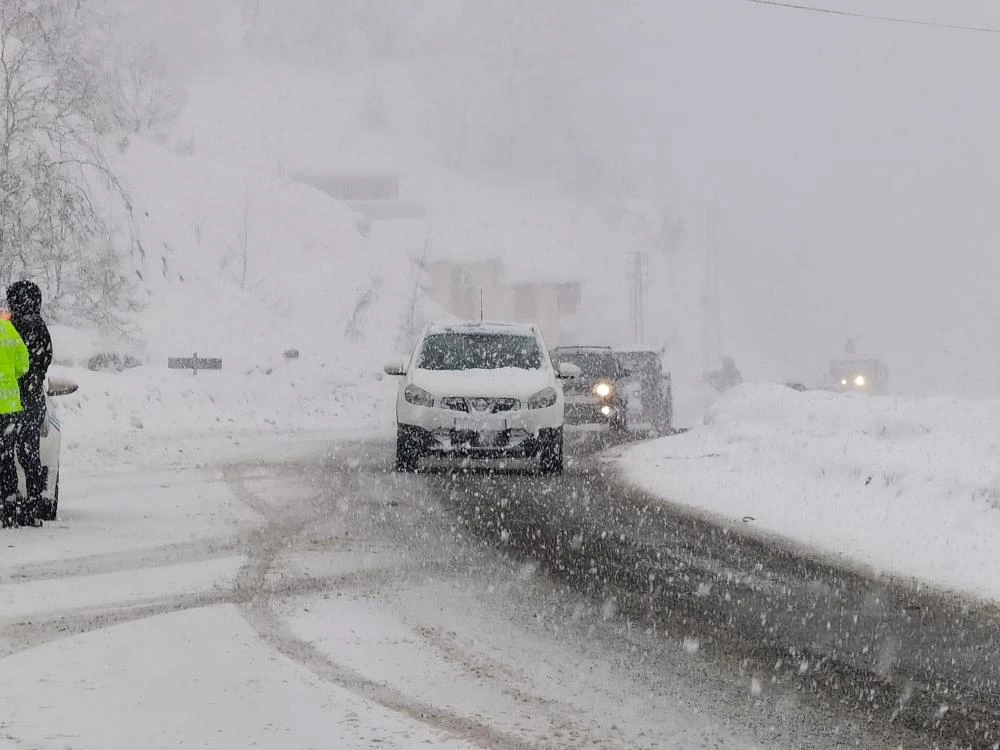 Yollarda hava muhalefeti sürüyor! Otoyollarda son durum, il il açık ve kapalı olan yollar