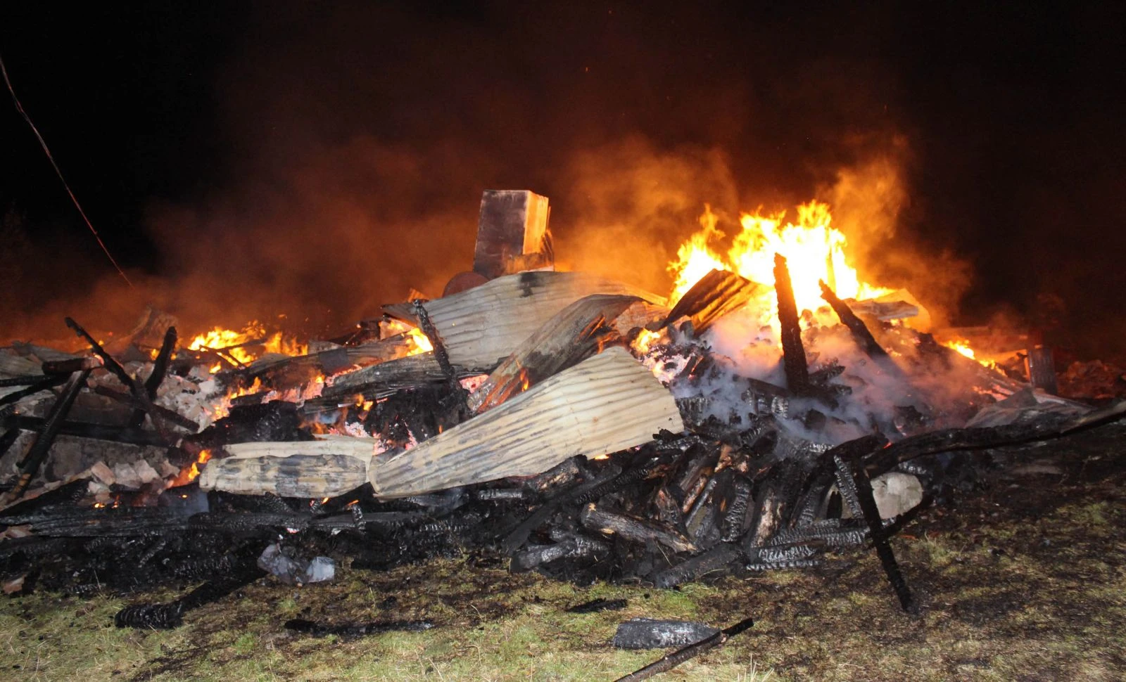 Elektrik kontağından çıkan yangında  3 ev küle döndü!