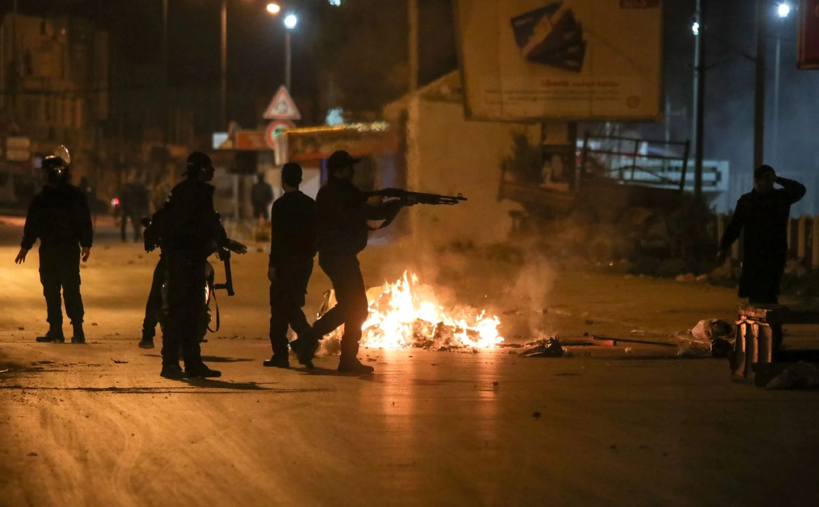 Tunus'da protestolar yayılıyor! Protestoların üçüncü gününde çatışma çıktı