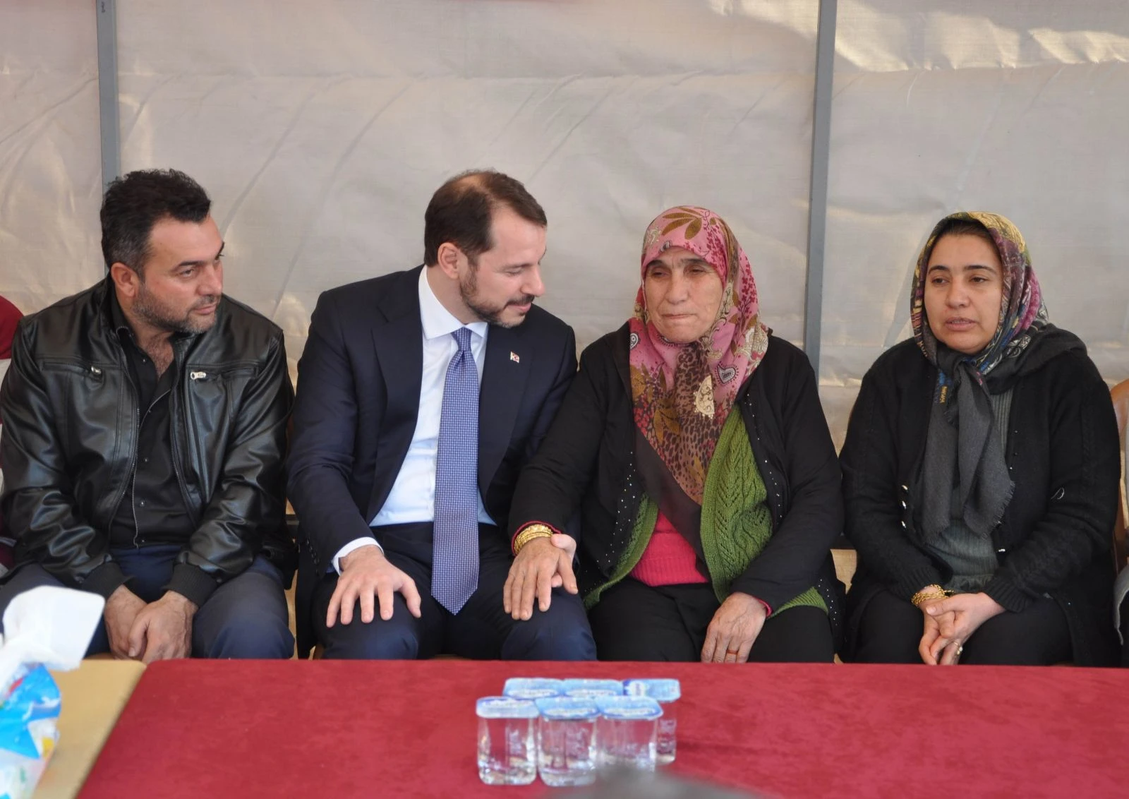 Bakan Albayrak, Reyhanlı'daki şehit ailelerini ziyaret etti