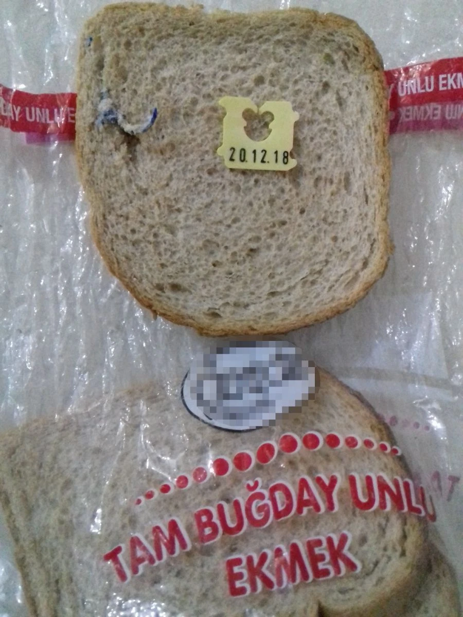 Ekmeğin içinden çıkan yabancı madde vatandaşı şoke etti
