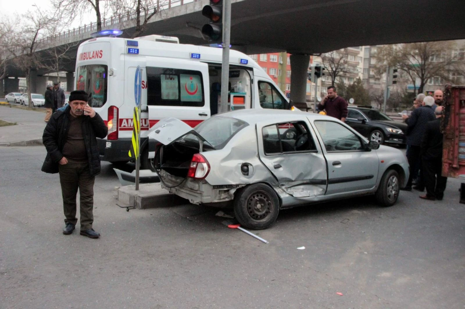 Zincirleme kazada araçlar büyük hasar gördü