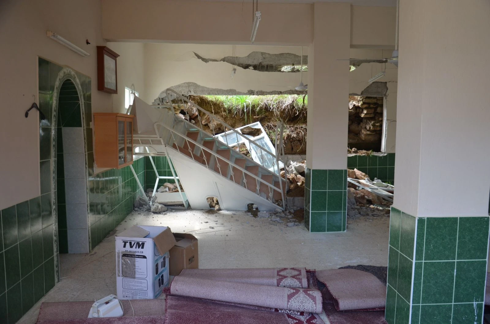 Hatay’da toprak kayması sonucu cami duvarı çöktü