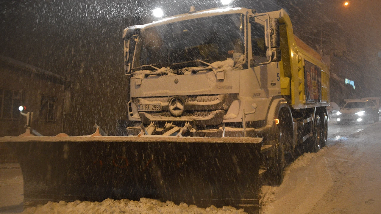 İstanbul’da kar yağışı kazaları beraberinde getirdi! Bağcılar ve Pendik’te ölümden döndüler