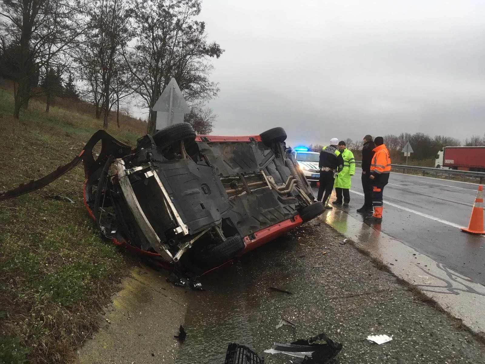 Lüks araç kazada hurdaya döndü