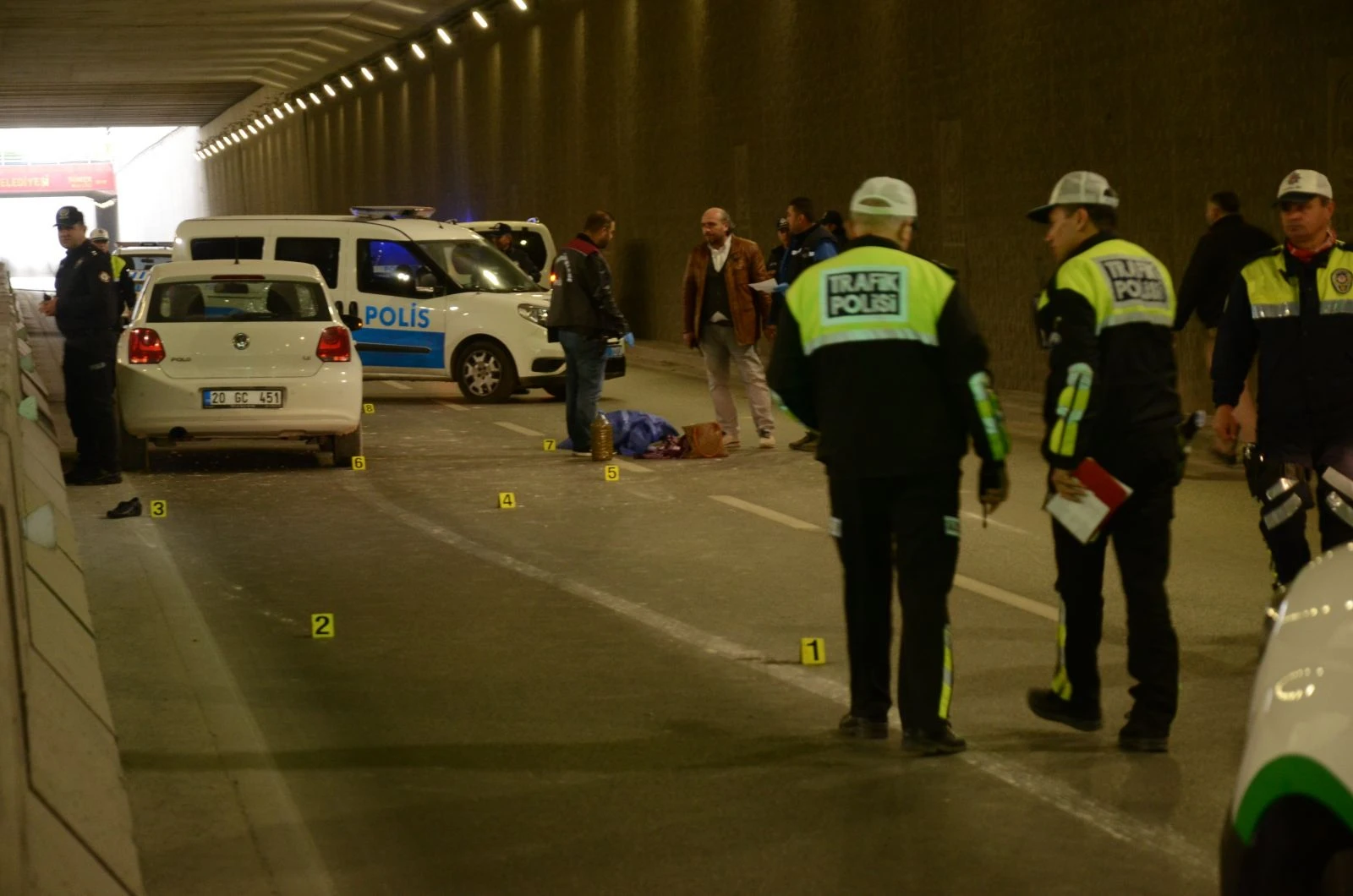 Alt geçitte yürüyen kadına otomobil çarptı: 1 ölü