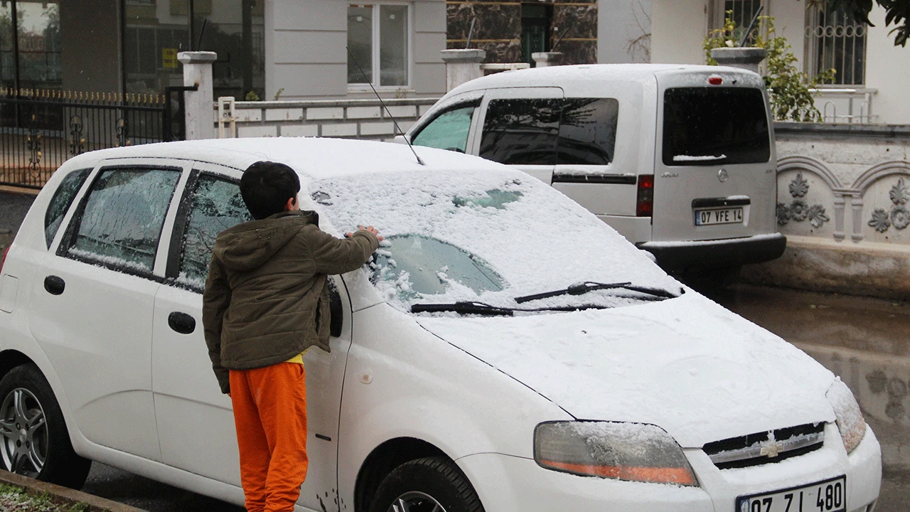 Antalya kent merkezine 29 yıl sonra kar yağdı