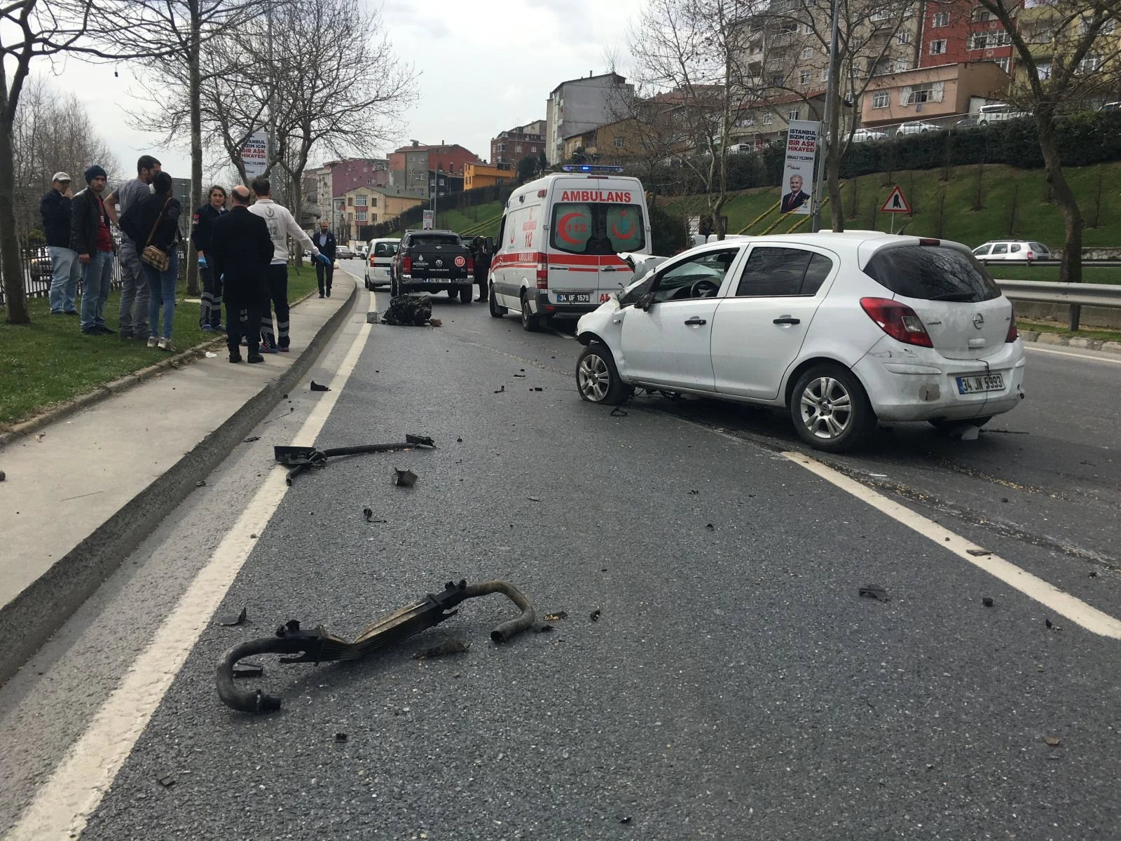 Bariyerlere çarpan otomobilin motoru ayrıldı