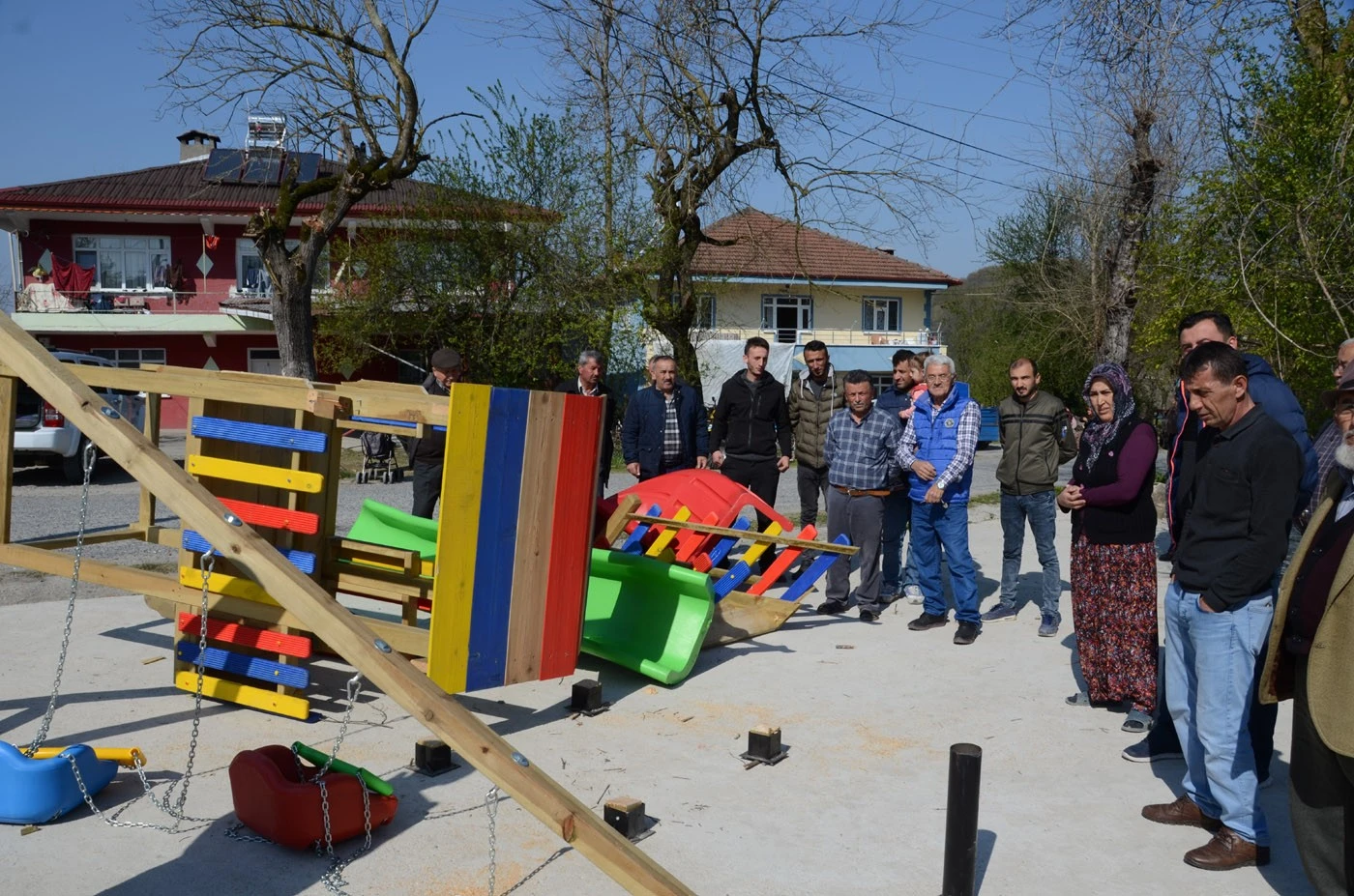 Muhtarlığı kazanamayınca oyun parkını söktü