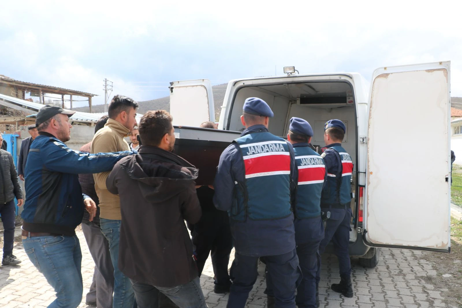 Evinde silahla vurulmuş halde ölü olarak bulundu