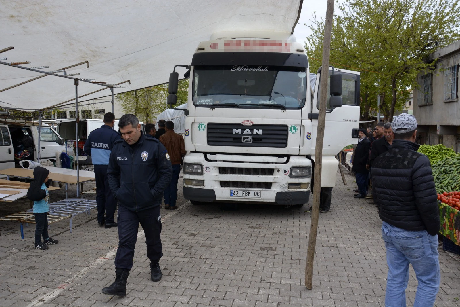 Şanlıurfa’da freni boşalan tır pazara daldı