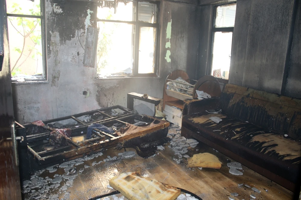 Kahraman anne 3 çocuğunu yanmaktan kurtardı