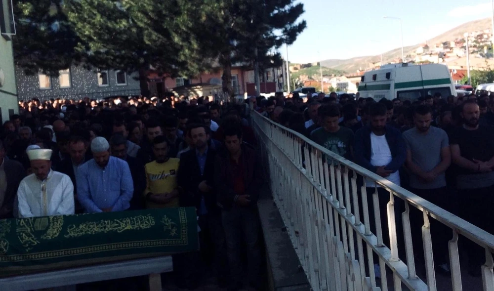 Traktör kazasında ölen genç futbolcu son yolculuğuna uğurlandı