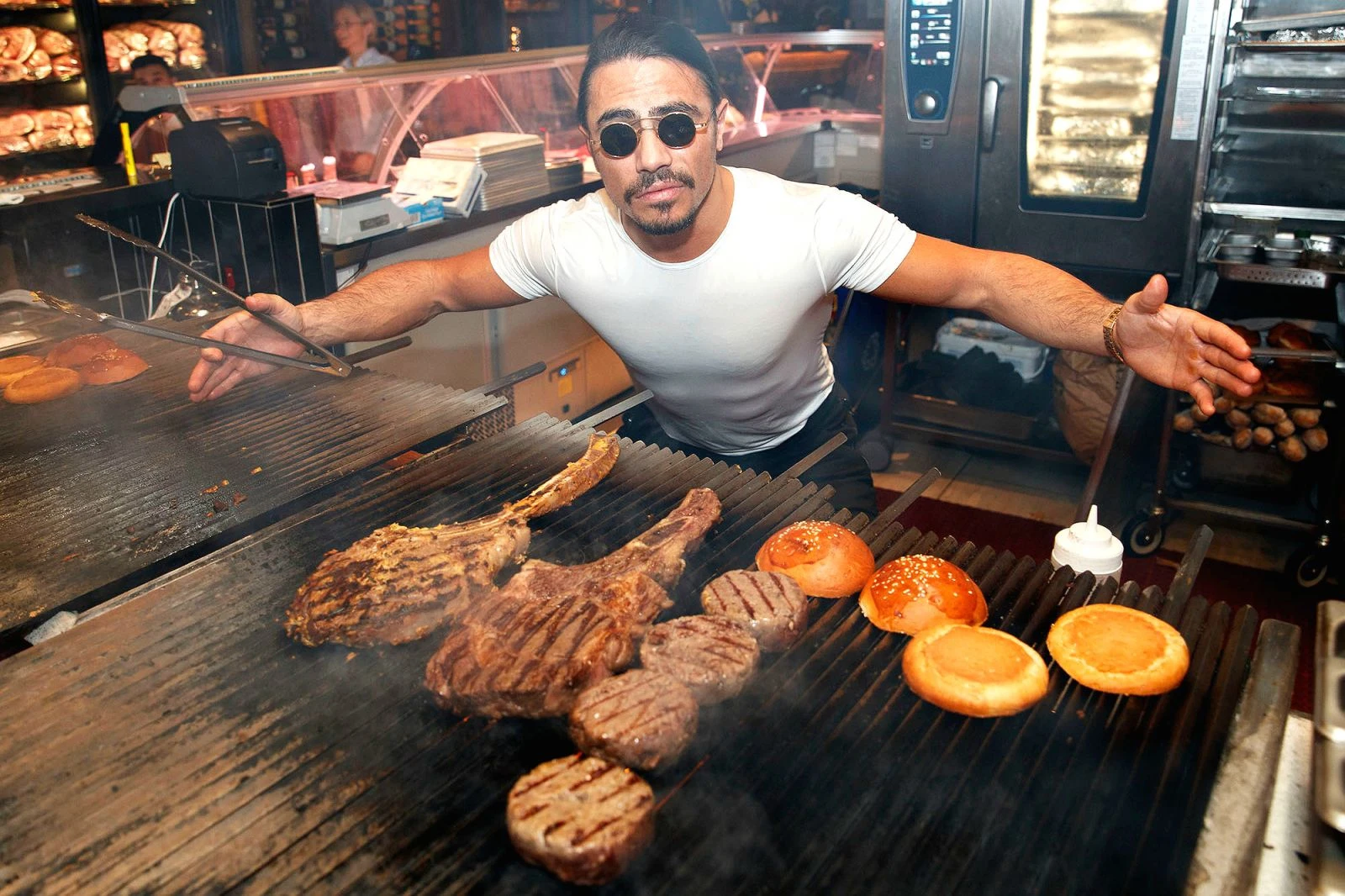 Fahiş fiyatlarıyla gündem olan Nusret Londra'ya kilit