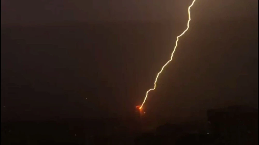 Yıldırım binaya böyle isabet etti