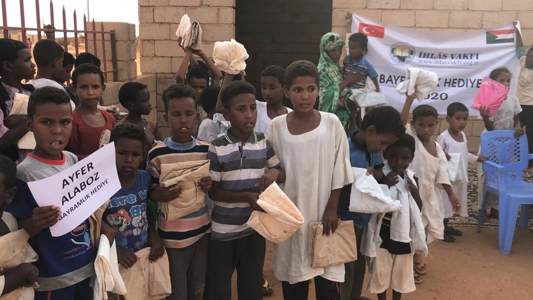 İhlas Vakfı Sudan’daki yetimlere bayramlık dağıttı