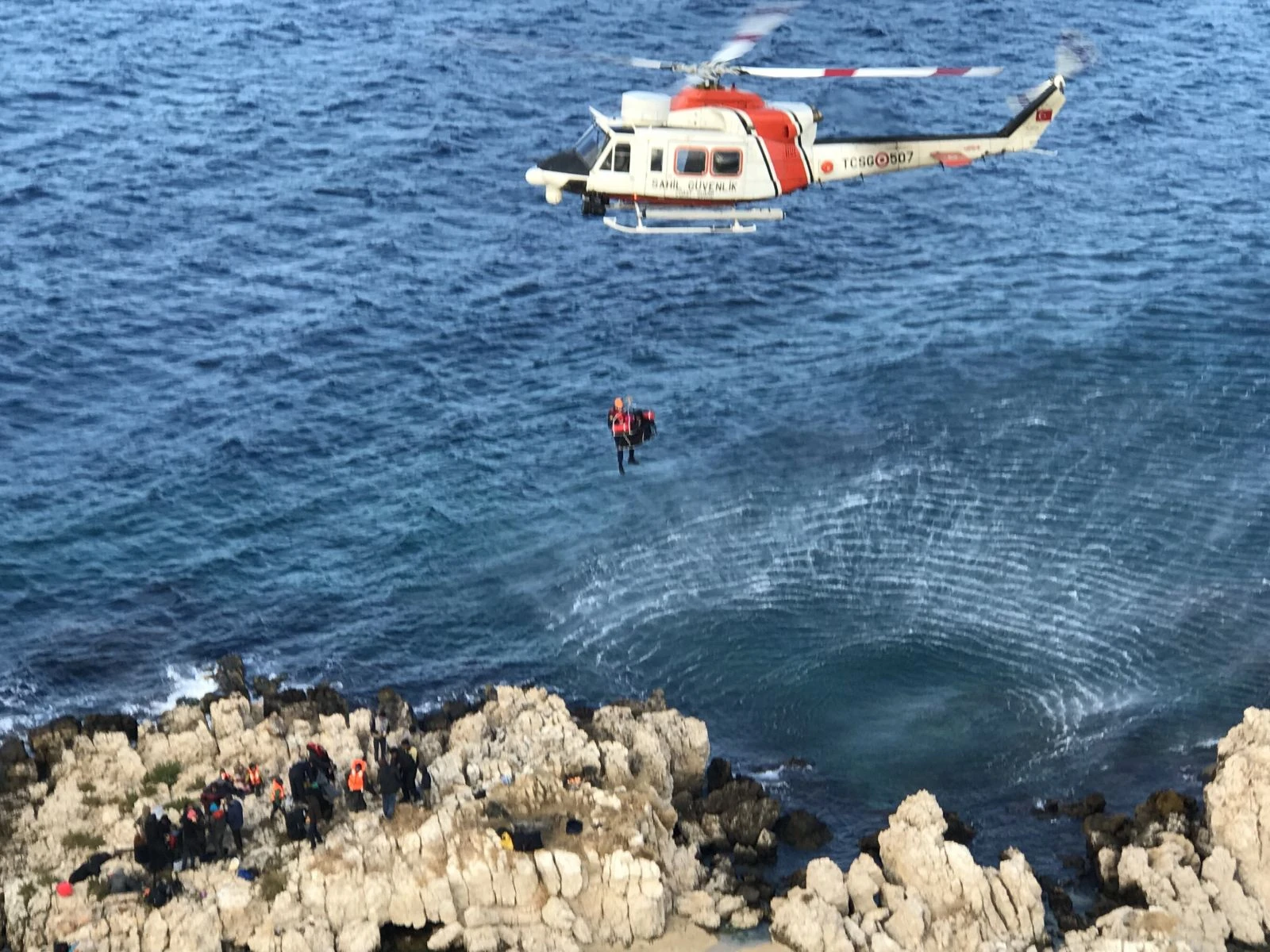Göçmenler kayalıklarda mahsur kaldı