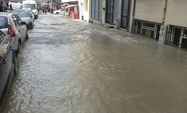 Fatih'te su borusu patladı, çok sayıda evi su bastı