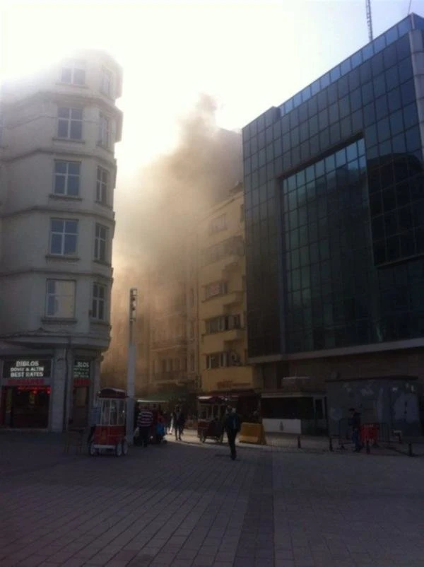 Taksim'de çıkan yangın