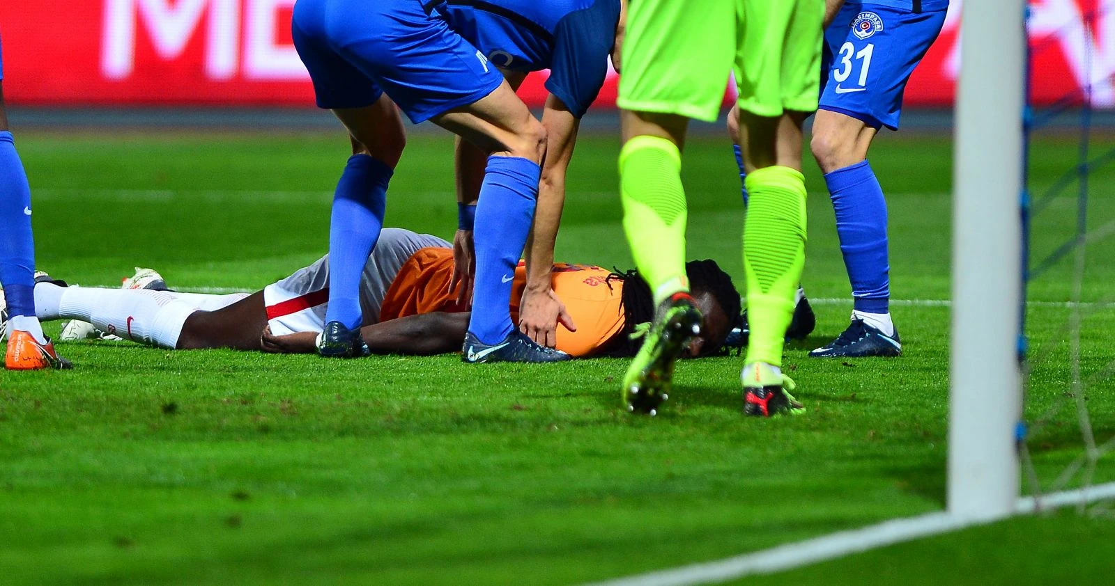 Gomis bayılma anı İzle? Bafetimbi Gomis'in hastalığı ne?